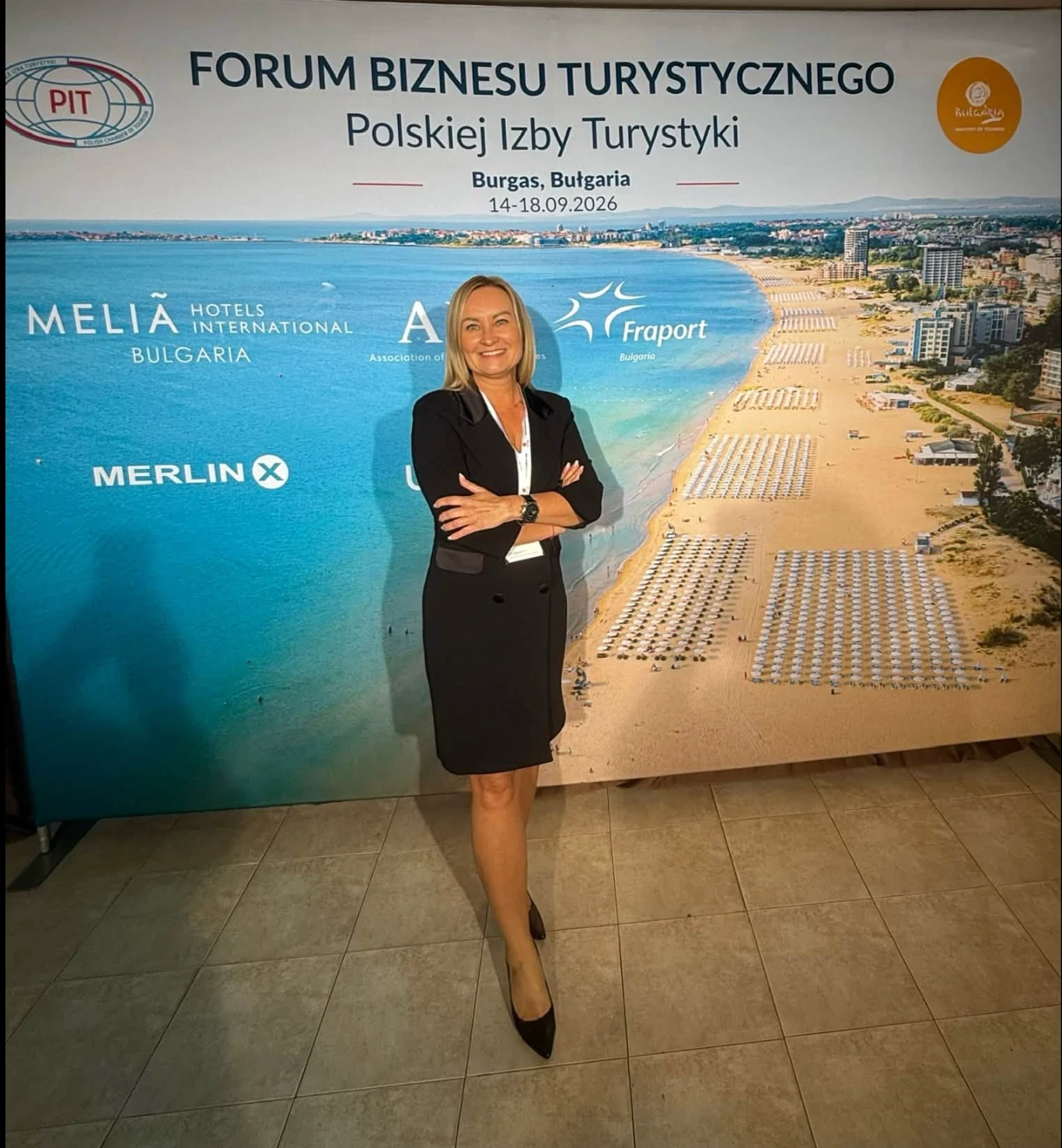 Magdalena Tekla przed ścianką Forum Biznesu Turystycznego Polskiej Izby Turystyki w Burgas, 14–18 września 2026