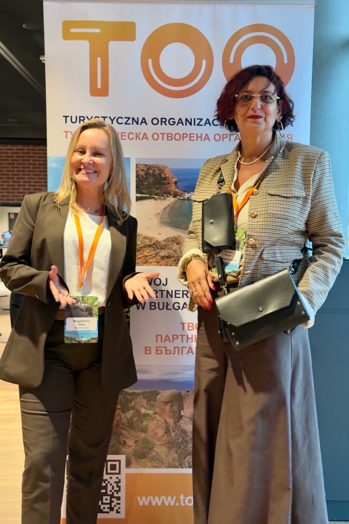 Magdalena Tekla i Swetlana Wójcik — zarząd oddziału Bułgaria — przy banerze TOO