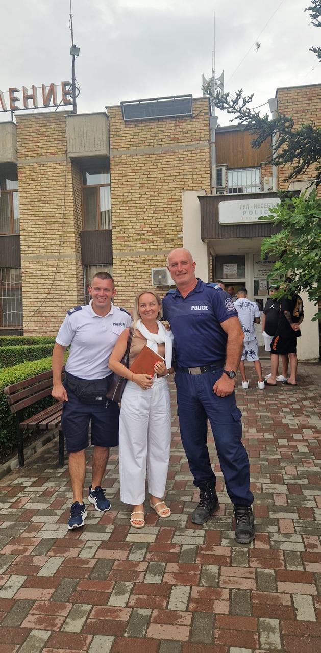Magdalena Tekla z polskim i bułgarskim policjantem przed komisariatem w Nesebyrze